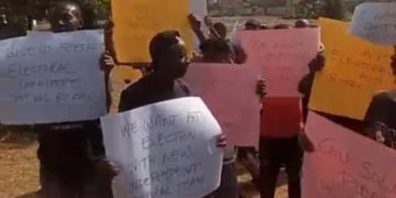 Anambra: Residents Of Amawbia Community Protest Over Crisis Creating Disunity In The Town.