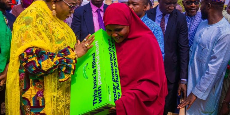 Minister Supports 400 Nasarawa Women With Palliatives