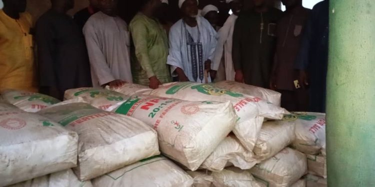 Farmers In Shonga Receives Relief Materials