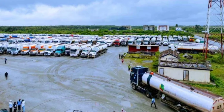 Dangote Refinery: Fuel marketers mull petrol price cut as FG meets stakeholders